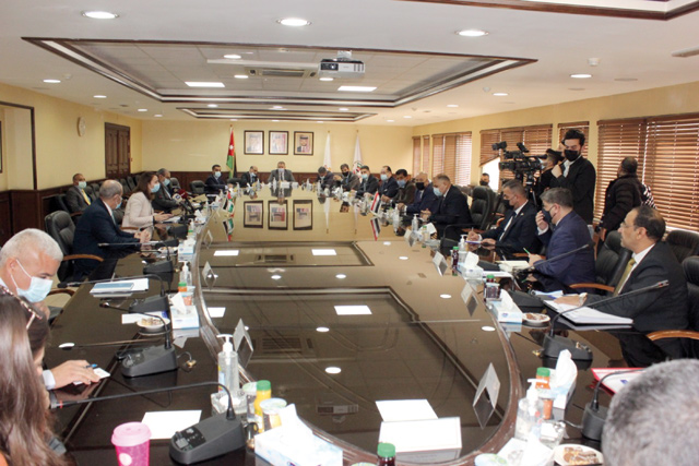 Minister of Industry, Trade and Supply Maha Al Ali meets with Iraqi Minister of Industry and Minerals Manhal-Aziz and an accompanying delegation in Amman on Saturday (Petra photo)
