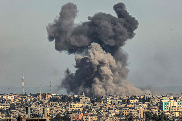 Smoke billows from Israeli bombardment over Khan Yunis from Rafah in the southern Gaza Strip on Saturday (AFP photo)