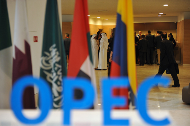 Participants gather in the lobby ahead of an informal OPEC meeting in the Algerian capital Algiers, on September 28, 2016 (AFP file photo)