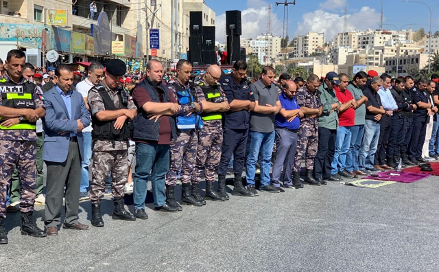 Security forces and protesters marching in solidarity with Palestine congregated for Friday prayer at various demonstration sites  (Photo courtesy of PSD)