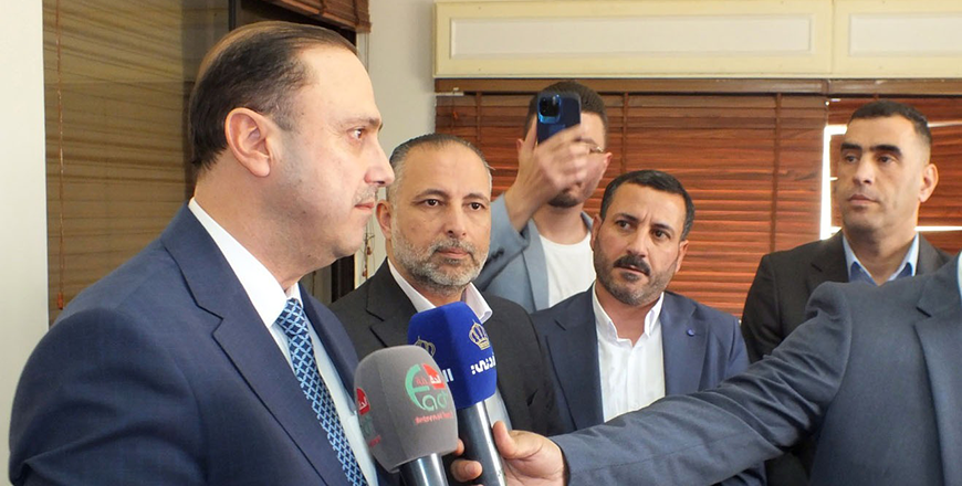 Minister of Government Communication and Government Spokesperson Mohammad Momani on Sunday congratulated Jordan Press Association (JPA) President Tariq Momani and the newly elected members of the JPA council  (Petra photo)