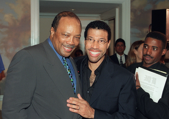 Grammy award winning musicians Quincy Jones (left) and Lionel Richie pose together in Beverly Hills, CA, 16 June 1998 (AFP photo)