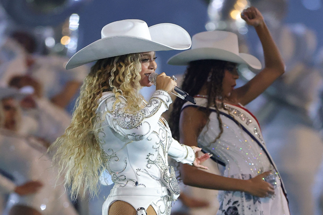 Beyonce performs with daughter, Blue Ivy, during the halftime show for the game between the Baltimore Ravens and the Houston Texans at NRG Stadium on December 25, 2024 in Houston, Texas (AFP photo)