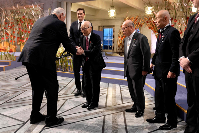 King Harald V of Norway (left) greets the representatives of the organisation Nihon Hidankyo, Terumi Tanaka, Shigemitsu Tanaka and Toshiyuki Mimaki after the group was awarded with the 2024 Nobel Peace Prize on Tuesday at Oslo City Hall (AFP photo)