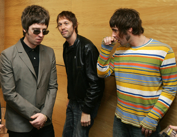 Noel Gallagher (left) Andy Bell (cetre) and Liam Gallagher, members of the British rock band Oasis hold a photocall in Hong Kong on February 25, 2006 (AFP photo)