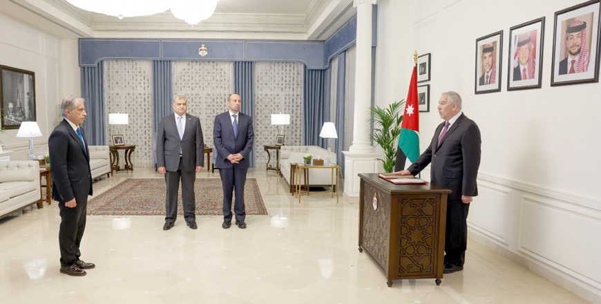Shadi Majali was sworn in as Chief Commissioner of the Aqaba Special Economic Zone Authority on Tuesday before Prime Minister Jafar Hassan (Petra photo)