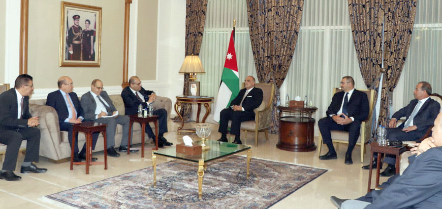 Prime Minister Bisher Al Khasawneh meets with an Egyptian media delegation on Monday (Petra photo)