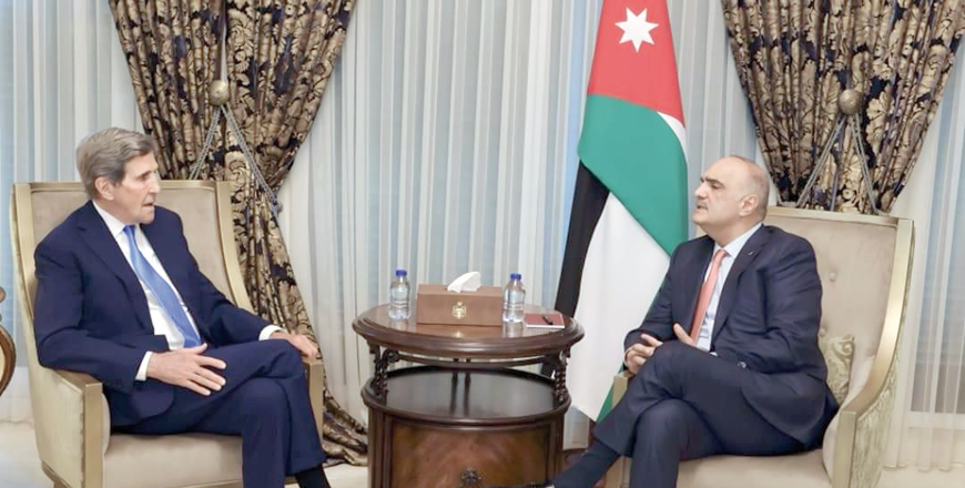 Prime Minister Bisher Khasawneh meets with US Special Presidential Envoy for Climate John Kerry on Thursday (Petra photo)