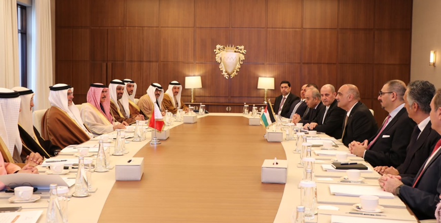 Prime Minister Bisher Khaswaneh and Prince Salman Bin Hamad Al Khalifa, Bahrain's Crown Prince and Prime Minister, during the meeting of the Joint Jordanian-Bahraini Higher Committee at Al Qudaibiya Palace in Manama on Thursday (Petra photo)