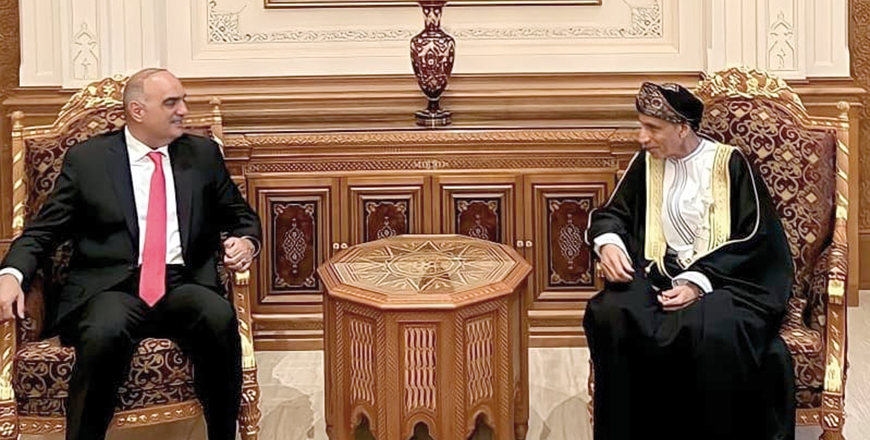 Prime Minister Bisher Khasawneh meets with Deputy Prime Minister of Oman Fahd Bin Mahmoud Al Said in Muscat on Wednesday (Petra photo)