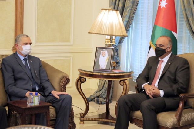 Prime Minister and Minister of Defence Bisher Al Khasawneh meets with Iraqi Interior Minister Othman Ghanimi on Sunday (Petra photo)