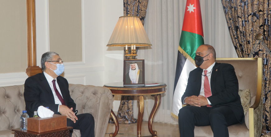 Prime Minister and Minister of Defence Bisher Al Khasawneh meets with Egyptian Minister of Electricity and Renewable Energy Mohamed Shaker Al Markabi on Sunday (Petra photo)