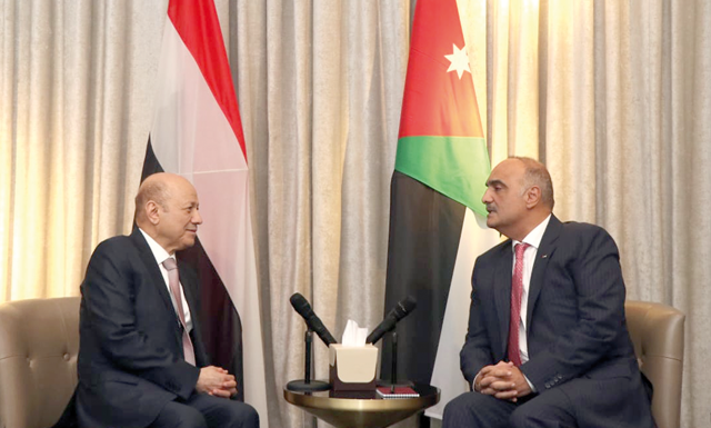 Prime Minister Bisher Khasawneh meets with Yemen’s Chairman of the Presidential Leadership Council Rashad Al Alimi on Monday (Petra photo)