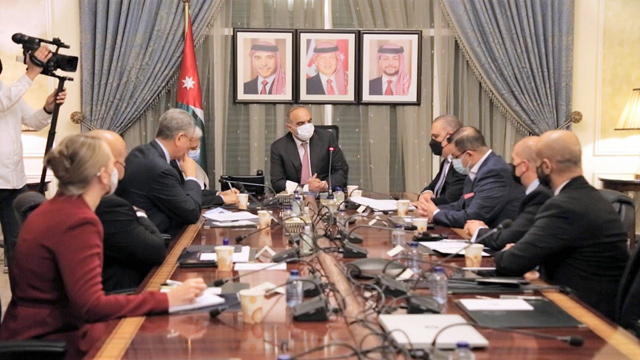 Prime Minister and Minister of Defence Bisher Al Khasawneh meets with members of a World Bank Group delegation on Tuesday (Petra photo)