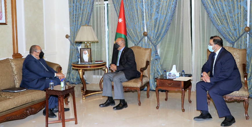 Prime Minister and Minister of Defence Bisher Al Khasawneh meets with International Monetary Fund Executive Director Mahmoud Mohieldin on Monday (Petra photo)
