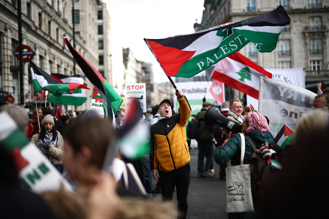 A protester waves a Palestinian flag as he takes part in a Pro-Palestinian march in central London, on Saturday (AFP photo)