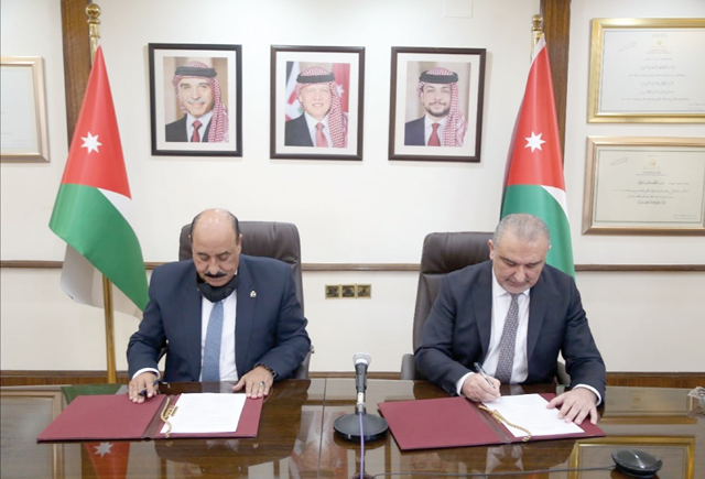 Minister of Planning and International Cooperation Nasser Shraideh and ESARSV Director General retired Major General Ismail Shobaki sign an agreement on Monday (Photo courtesy of Planning Ministry)