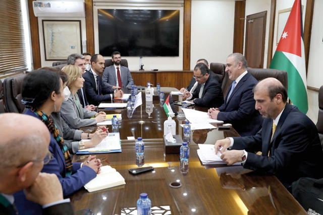 Minister of Planning and International Cooperation Nasser Shraideh meets with Vice President of the European Investment Bank Gelsomina Vigliotti on Monday (Petra photo)