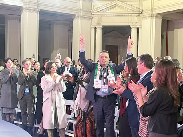 Nasser Abu Baker, President of the Palestinian Journalists' Syndicate (PJS) and Vice-President of the IFJ, received the UNESCO prize on behalf of his colleagues in Gaza (Photo courtesy of IFJ.)