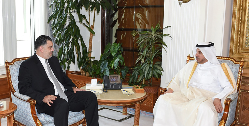   Labour Minister Nidal Bataineh meets with Qatari Prime Minister and Interior Minister Sheikh Abdullah Bin Nasser Bin Khalifa Al Thani in Doha on Sunday (Petra photo)