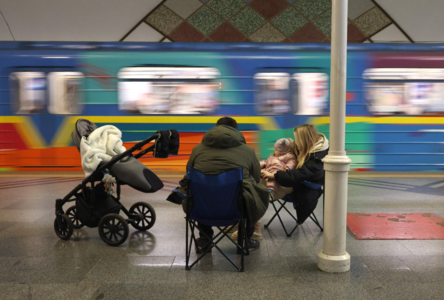  Local residents take shelter in a metro station during an air strike alarm in Kyiv on December 31, 2024, amid the Russian invasion of Ukraine (AFP photo)