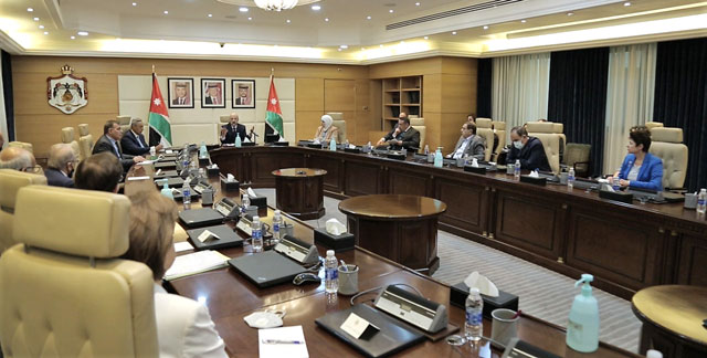 Prime Minister and Minister of Defence Omar Razzaz meets with members of the Himmat Watan Fund and the two committees overseeing donations to the Social Development and Health Ministries on Monday (Petra photo)