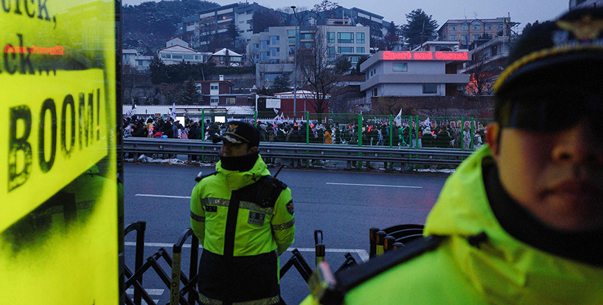 Police officers stand guard as supporters of impeached South Korea's president Yoon Suk Yeol take part in a rally near his residence in Seoul on January 5, 2025 (AFP Photo)