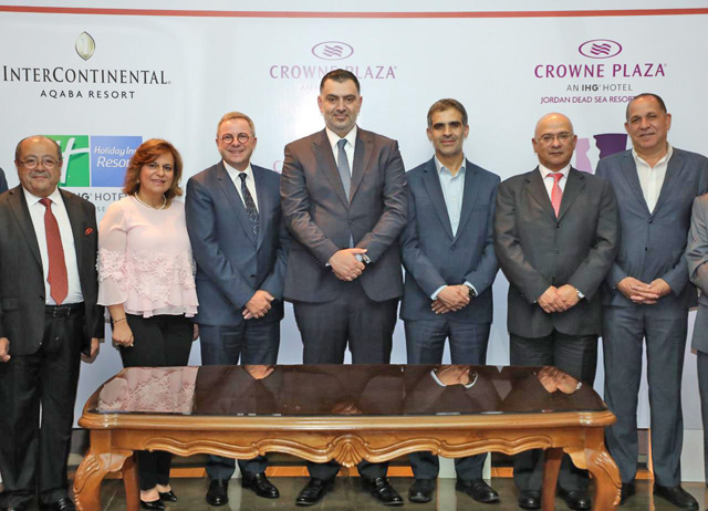 Officials from the Social Security Investment Fund and InterContinental Hotels Group pose for a group photo during a signing ceremony (Photo courtesy of SSIF)