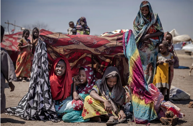 Sudanese girls and women find some shade at a transit centre for refugees in Renk, South Sudan (AFP photo)