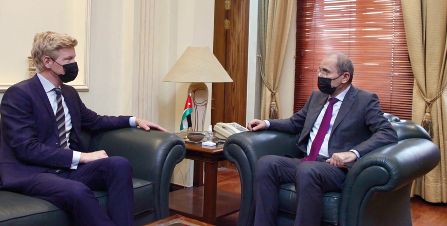 Deputy Prime Minister and Foreign Minister Ayman Safadi and UN Secretary General's Special Envoy for Yemen Hans Grundberg during the discussions over peace efforts in Amman on Monday  (Petra photo)