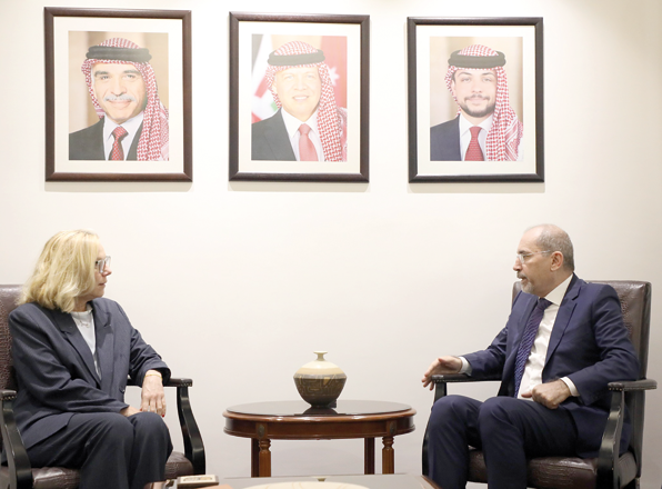 Safadi, in a meeting with UN Senior Humanitarian and Reconstruction Coordinator for Gaza Sigrid Kaag, underscores that Israel’s blockade of essential supplies such as food and medicine into Gaza constitutes a war crime (Petra photo)