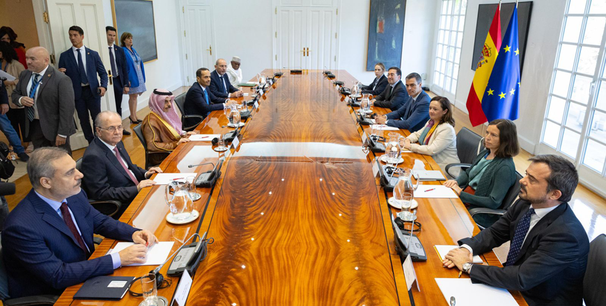 Members of the Arab-Islamic Summit committee meet with Spanish Prime Minister Pedro Sachez in Madrid on Wednesday, where they express appreciation for Spain’s recognition of State of Palestine (Foreign Ministry photo)
