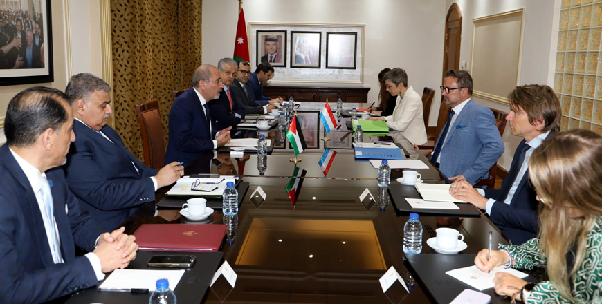 Deputy Prime Minister and Foreign Minister Ayman Safadi meets on Thursday with Luxembourg Deputy Prime Minister and Minister for Foreign and European Affairs Xavier Bettel (Petra photo)