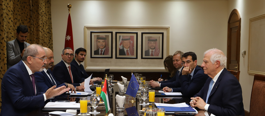 Safadi and Borrell on Thursday discuss the urgent need to stop the Israeli aggression on Gaza and Lebanon (Petra photo)
