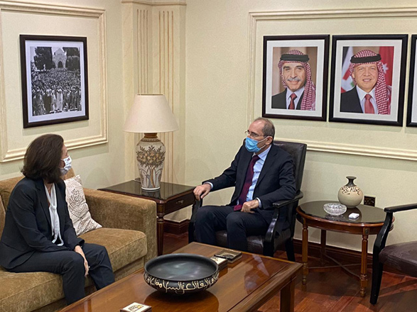 Deputy Prime Minister and Minister of Foreign Affairs and Expatriates Ayman Safadi meet with French Ambassador to Jordan Véronique Vouland on Monday (Petra photo)