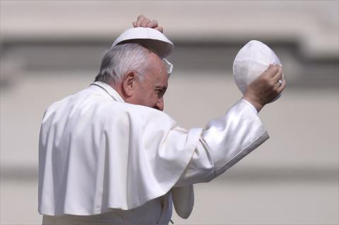 Pope Francis tries a skullcap during a weekly general audience at St Peter's square in Vatican on April 5, 2017. Pope Francis died on April 21, 2025 announced The Vatican (AFP photo)