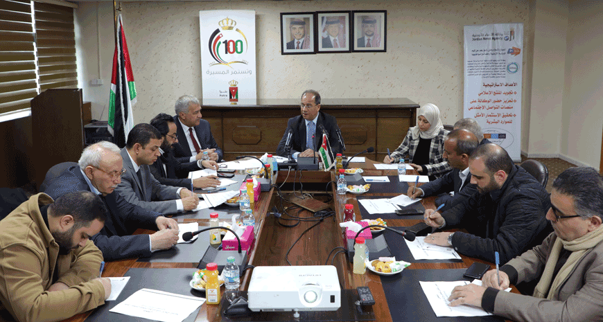 Minister of Government Communications Faisal Shboul meets with journalists and editors-in-chief representing a number of local media outlets in Amman on Sunday (Petra photo)