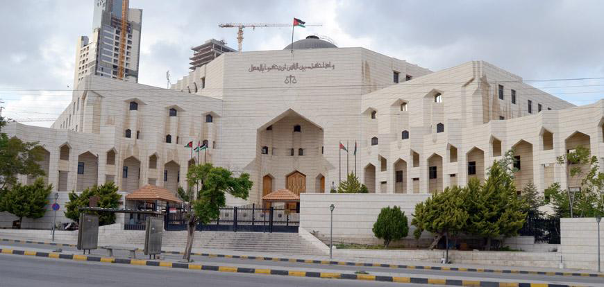 Minister of Justice Bassam Talhouni on Tuesday announces that proposed amendments to the Penal Code aim to ease prison overcrowding by expanding the use of alternative sentences (Petra photo)
