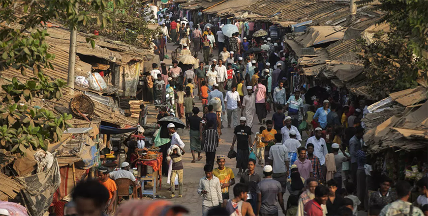 Rohingya refugees walk through a market inside a refugee camp in Cox's Bazar, Bangladesh, March 13, 2025 (AFP photo)