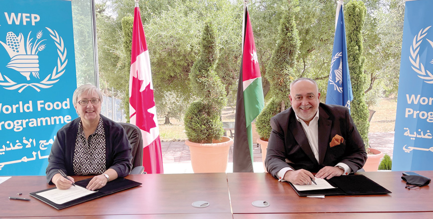 Canada’s Ambassador to Jordan Donica Pottie and WFP’s Representative and Country Director in Jordan Alberto Correia Mendes during a signing ceremony  (Photo courtesy of WFP)
