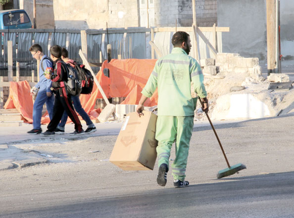 'Real' waste collectors say they are harmed by beggars impersonating them to collect money (Photo by Osama Aqarbeh)