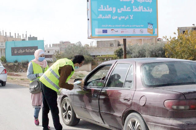 Anti-littering campaign volunteers are seen distributing reusable trash bags to motorists (Photo courtesy of Future Pioneers)