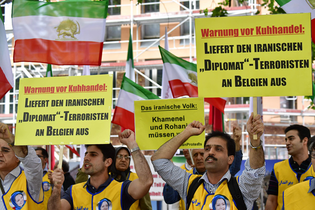 Activists of the National Council of Resistance of Iran hold placards reading ‘Deliver the Iranian diplomat-terrorist to Belgium’ during a demonstration calling for the extradition of a secret service officer to Belgium in front of the federal foreign office in Berlin on Wednesday (AFP photo)