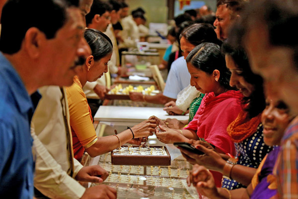 Customers crowd around a jewellery showroom during Akshaya Tritiya, a major gold-buying festival, in Kochi, India, April 28 (Reuters file photo)