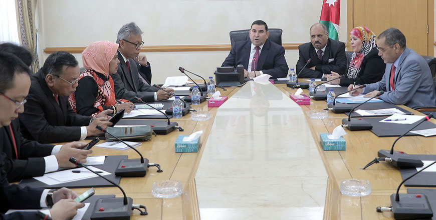 Jordanian and Indonesian lawmakers discuss bilateral ties and regional issues at the Lower House on Wednesday (Petra photo)