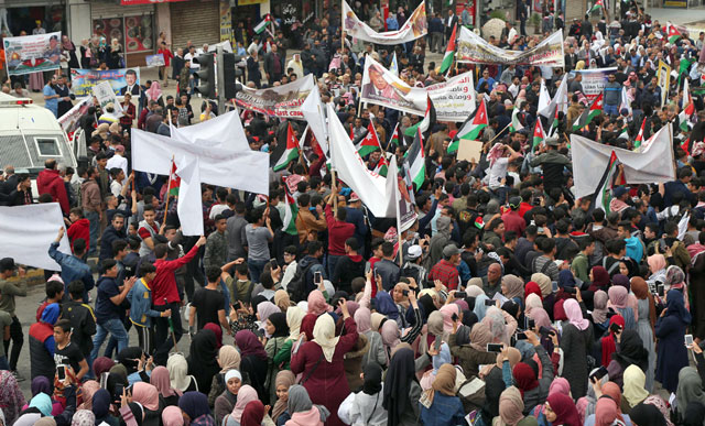 Jordanians march in the Rusaifa district of Zarqa Governorate to express their support of His Majesty King Abdullah’s stances on Jerusalem and Palestine (Petra photo)