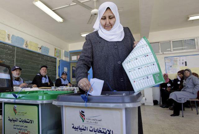 A woman casts her vote during Parliamentary elections on January 23, 2013, in Amman (JT file photo)