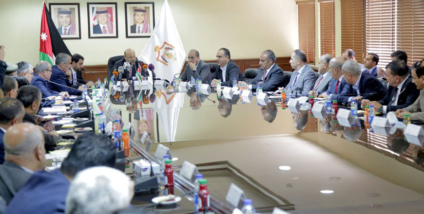   Prime Minister Omar Razzaz chairs a meeting at the Ministry of Industry, Trade and Supply with private sector representatives on Thursday (Petra photo)