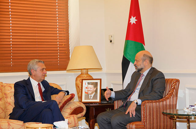 Prime Minister Omar Razzaz meets with United Nations High Commissioner for Refugees Filippo Grandi on Thursday  (Petra photo)