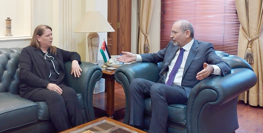 Deputy Prime Minister and Minister of Foreign Affairs Ayman Safadi meets with Fadwa Barghouthi, the wife of Palestinian prisoner and the leader of the Fateh movement, Marwan Barghouthi, on Wednesday (Photo courtesy of Foreign Ministry)